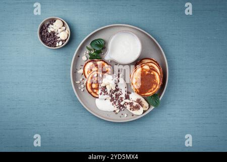 Pancake tradizionali americani con crema al miele di banana Foto Stock