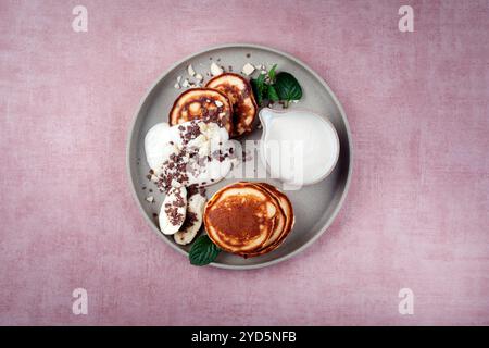 Pancake tradizionali americani con crema al miele di banana Foto Stock