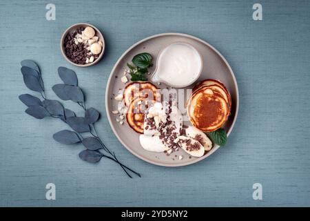 Pancake tradizionali americani con crema al miele di banana Foto Stock