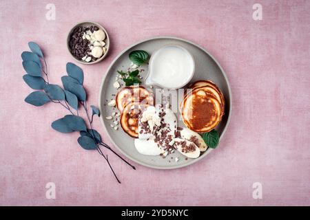 Pancake tradizionali americani con crema al miele di banana Foto Stock