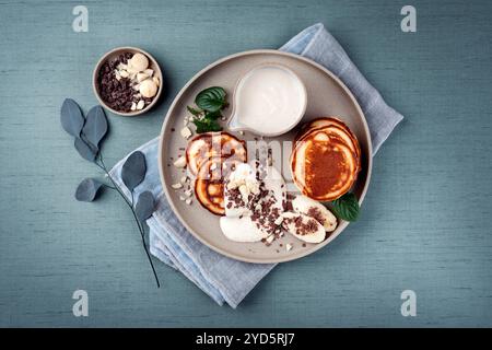 Pancake tradizionali americani con crema al miele di banana Foto Stock