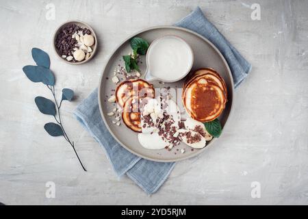 Pancake tradizionali americani con crema al miele di banana Foto Stock