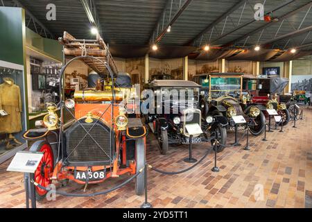 Beaulieu National Motor Museum, motore antincendio d'epoca e altre auto d'epoca nella sala principale del museo Beaulieu Hampshire Inghilterra Regno Unito Europa Foto Stock