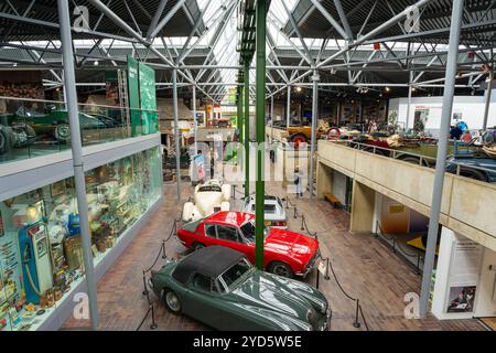 Beaulieu National Motor Museum mostra un Auburn 851 Speedster, Lotus Esprit, Jenson Interceptor e una Jaguar XK120 nella Main Hall Beaulieu Hampshire Foto Stock