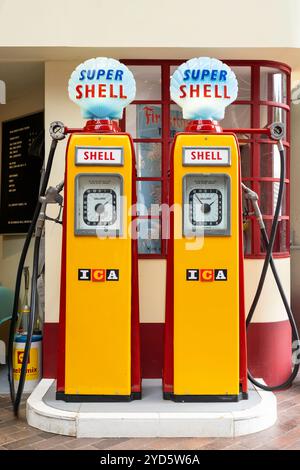 Pompe di benzina vintage Shell nella sala principale del Beaulieu National Motor Museum a Beaulieu Village New Forest Hampshire Inghilterra Regno Unito Europa Foto Stock