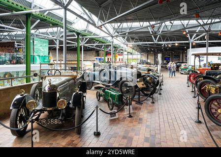 Vauxhall Prince Henry, 1924 sunbeam mezza scala e un Morris Cowley Bullnose nella sala principale Beaulieu National Motor Museum Hampshire Inghilterra Regno Unito Foto Stock