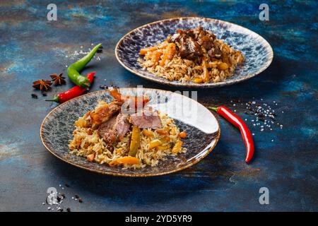 Pilaf con carne di agnello in piatto grande, Foto Stock