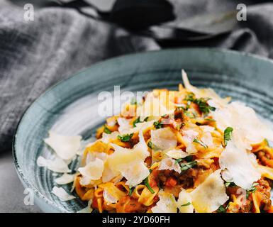 Tagliatelle con ragù alla bolognese e parmigiano Foto Stock