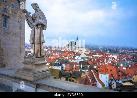 Vista panoramica della città di Cesky Krumlov e del fiume Moldava dal castello Foto Stock