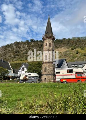 Hatzenport Germania 6 ottobre 2024. Fährturm am Moselufer. Torre lungo il fiume Mosella. Passa un convoglio continuo di camper VW. Foto Stock