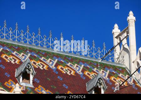 Tegole colorate sulla chiesa di Mattia a Budapest, Ungheria Foto Stock