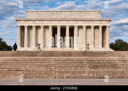 Un'immagine del Lincoln Memorial che mostra la sua grandiosità e l'architettura classica contro un cielo blu con nuvole. Perfetto per temi di alta qualità Foto Stock