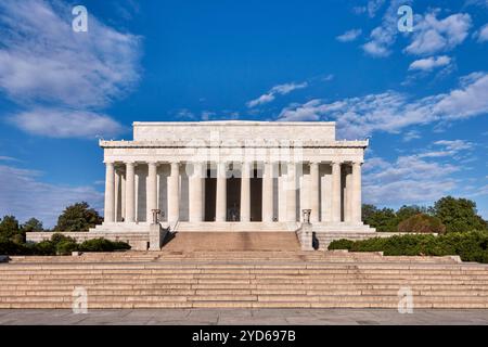 Un'immagine impressionante direttamente sulla vista del Lincoln Memorial che mostra la sua grandezza e l'architettura classica contro un cielo blu vibrante, circondato da Foto Stock