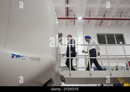 NEU Delhi, India. 25 ottobre 2024. OLAF Scholz (SPD), Cancelliere federale, entra in un simulatore di volo. Il Cancelliere federale partecipa all'apertura della nuova sede di Airbus India. Crediti: Hannes P. Albert/dpa/Alamy Live News Foto Stock