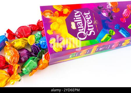 Una scatola di cioccolatini Quality Street prodotti da Nestlé. Con involucri di carta riciclabili. Foto Stock