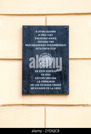 Targa commemorativa sulla facciata dell'edificio. Testo in russo: In questo edificio nel 1943 l'ambasciata degli Stati Uniti messicani era lo Foto Stock