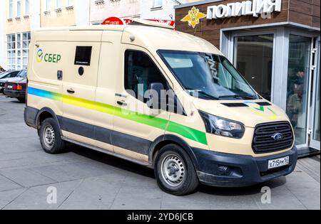 Il furgone corazzato Ford Transit Sberbank si trova vicino all'ufficio di Sberbank. Testo in russo: Sberbank Foto Stock