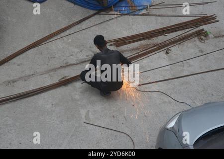 Siliguri, Bengala Occidentale, India. 25 ottobre 2024. Un lavoratore taglia le barre di ferro che saranno utilizzate nei cantieri edili di Siliguri. (Credit Image: © Diptendu Dutta/ZUMA Press Wire) SOLO PER USO EDITORIALE! Non per USO commerciale! Foto Stock