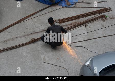 Siliguri, Bengala Occidentale, India. 25 ottobre 2024. Un lavoratore taglia le barre di ferro che saranno utilizzate nei cantieri edili di Siliguri. (Credit Image: © Diptendu Dutta/ZUMA Press Wire) SOLO PER USO EDITORIALE! Non per USO commerciale! Foto Stock