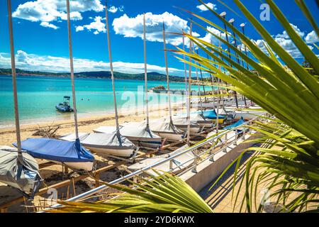 Sainte Maxime spiaggia di sabbia turchese e vista sulle barche a vela Foto Stock