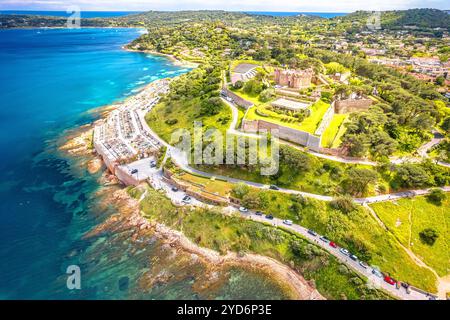 Vista panoramica aerea della fortezza di Saint Tropez e del cimitero, famosa destinazione turistica Foto Stock