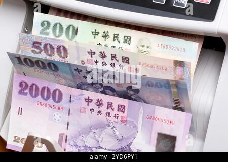 Dollaro di Taiwan in una macchina di conteggio Foto Stock