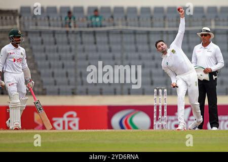 Keshav Maharaj (M) Bowl durante il primo test del terzo giorno del Bangladesh e del Sudafrica allo Sher-e-Bangla National Cricket Stadium di Mirpur, Dhaka, Banglade Foto Stock