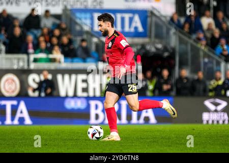 Nikolas Agrafiotis (SV Wehen Wiesbaden, #25) AM Ball, GER, SV Wehen Wiesbaden vs. Dynamo Dresden, Fussball, 3. Bundesliga, 11 anni. LE NORMATIVE DFB Spieltag, Saison 2024/2025, 23.10.2024 VIETANO QUALSIASI USO DI FOTOGRAFIE come SEQUENZE DI IMMAGINI e/o QUASI-VIDEO. Foto: Eibner-Pressefoto/Florian Wiegand Foto Stock