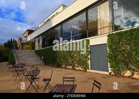 Villa Tugendhat Brno - Repubblica Ceca. Splendida atmosfera autunnale nel parco della villa. Architettura moderna di functionalis Foto Stock