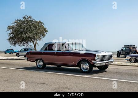 Gulfport, MS - 4 ottobre 2023: Vista grandangolare dell'angolo anteriore di una berlina Chevrolet Chevy II Nova 4 porte 1964 in una mostra di auto locale. Foto Stock