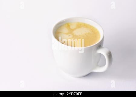 Tazza da caffè fresca e gustosa sullo sfondo. Una tazza di caffè mattutina per iniziare bene la giornata Foto Stock