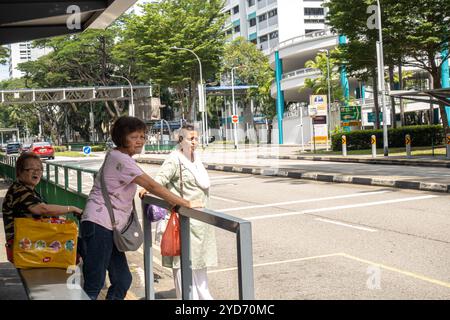 Donne anziane alla fermata dell'autobus in attesa di un autobus, trasporto pubblico a Marine Parade Singapore Foto Stock