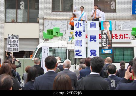 L'ex ministro aggiunto per la sicurezza economica, Takayuki Kobayashi(R) partecipa alla campagna elettorale della camera per l'elezione del candidato Daishiro Yamagiwa a Kawasaki, prefettura di Kanagawa, Giappone, il 25 ottobre 2024. Foto Stock