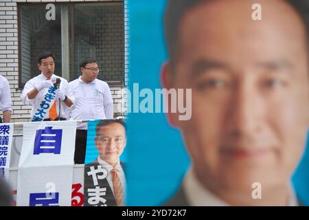 Il candidato Daishiro Yamagiwa partecipa alla campagna elettorale della camera per le elezioni parlamentari a Kawasaki, prefettura di Kanagawa, Giappone, il 25 ottobre 2024. Foto Stock