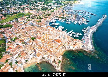 Fortezza del villaggio di Saint Tropez e vista panoramica panoramica panoramica aerea, famosa destinazione turistica Foto Stock