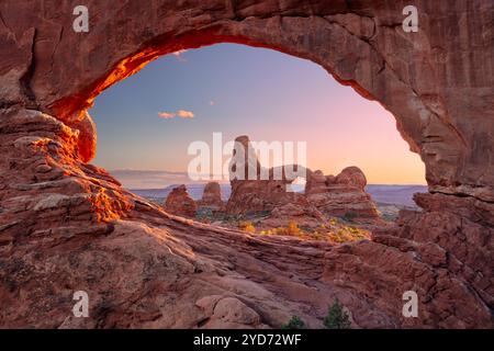 North Window Arch, Arches National Park, Utah, Stati Uniti. Immagine del paesaggio di North Window Arch, Arches National Park, Utah, USA con Turret Arch. Foto Stock