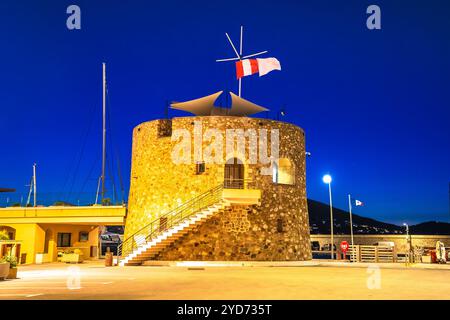 Vista serale della torre del porto di yacht del villaggio di Saint Tropez, famosa destinazione turistica Foto Stock