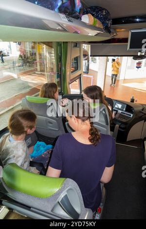 Madre e bambini / bambini; posti a sedere per i passeggeri / passeggeri seduti sul viaggio in pullman pubblico, partenza dal terminal degli autobus durante il tragitto da Spalato a Dubrovnik. Croazia. (138) Foto Stock