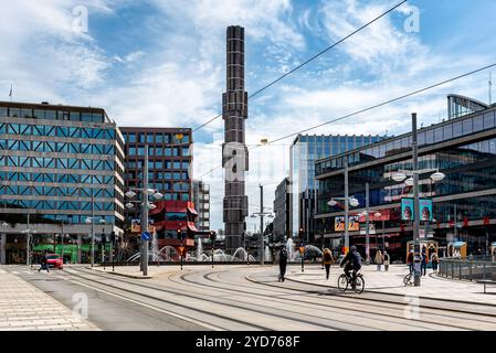 Stoccolma, Svezia - 6 maggio 2024: La fontana e la scultura di vetro chiamata Kristallvertikalaccent in Piazza Sergel con Kulturhuset nel backgrou Foto Stock