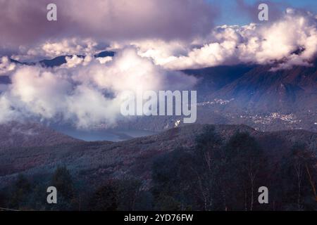 Il piccolo lago tra le nuvole. Incantevole vista sul lago d'Orta dal monte Mottarone Foto Stock