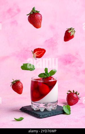 Il tradizionale dessert italiano è la panna cotta. Foto Stock