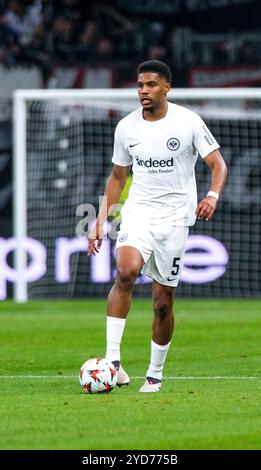 Francoforte, Germania. 24 ottobre 2024. Aurele Amenda (Eintracht Frankfurt, #05) Am Ball, GER, Eintracht Frankfurt vs. Rigas FS, Fussball, UEFA Europa League, 3. Spieltag, Spielzeit 2024/25, 24.10.2024. Foto: Eibner-Pressefoto/Florian Wiegand credito: dpa/Alamy Live News Foto Stock