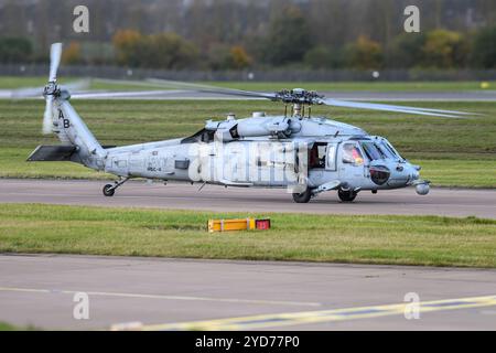 168589 US Navy Sikorsky MH-60S Sea Hawk Helicopter rullante per il decollo dall'aeroporto di Edimburgo Foto Stock