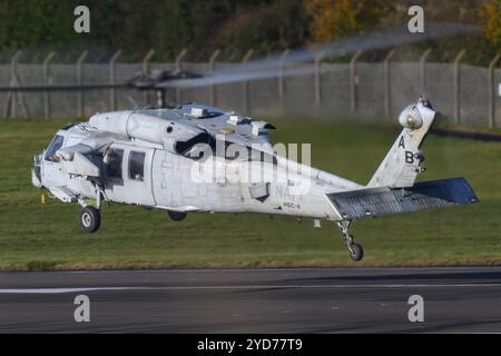 168589 US Navy Sikorsky MH-60S Sea Hawk Helicopter decollo dall'aeroporto di Edimburgo, la sua destinazione USS Harry S Truman Aircraft Carrier Foto Stock