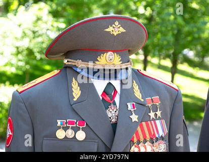 Ð¡uniforme militare eremoniale del tenente generale dell'esercito russo M. Kalashnikov con vari premi, ordini e medaglie Foto Stock