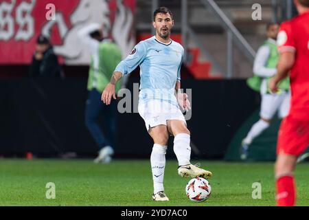 Enschede, Paesi Bassi. 24 ottobre 2024. ENSCHEDE, PAESI BASSI - 24 OTTOBRE: Alessio Romagnoli del SS Lazio durante la partita di UEFA Europa League 2024/25 di fase MD3 tra FC Twente e S.S. Lazio allo stadio FC Twente il 24 ottobre 2024 a Enschede, Paesi Bassi. (Foto di Joris Verwijst/Orange Pictures) credito: Orange Pics BV/Alamy Live News Foto Stock