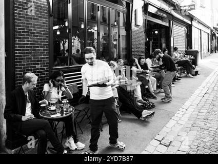 Black and White, trendy Cafe, Kozy, Montmartre, Parigi, Francia, Europa, UE. Foto Stock