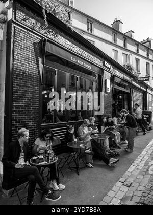 Black and White, trendy Cafe, Kozy, Montmartre, Parigi, Francia, Europa, UE. Foto Stock