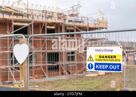 Cantiere Vistry Group. Pericolo, tenete fuori il cartello. Foto Stock