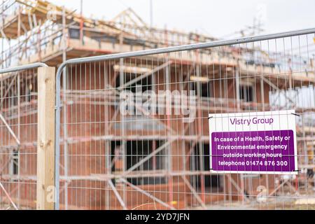Vistry Group firma presso il sito di costruzione del Regno Unito/sviluppo di alloggi: Fornire il numero di telefono di contatto in caso di emergenza sanitaria, di sicurezza o ambientale. Foto Stock